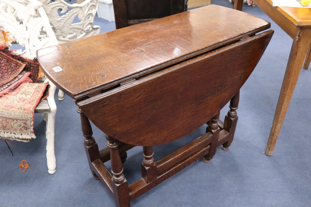 An 18th century oval gateleg table having baluster-turned underframe, width 91cm